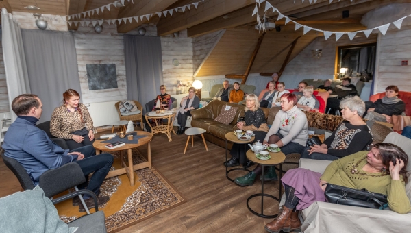 Hetk pärast esimest, kell 17 alanud ja kella 18 paiku lõppenud filmiesitlust. Vestlusringi juhtis Mirjam Mõttus. Toivo Tänavsuu kirjeldamas fondi eesmärke ja tagamaid. Fotod: AIGAR NAGEL